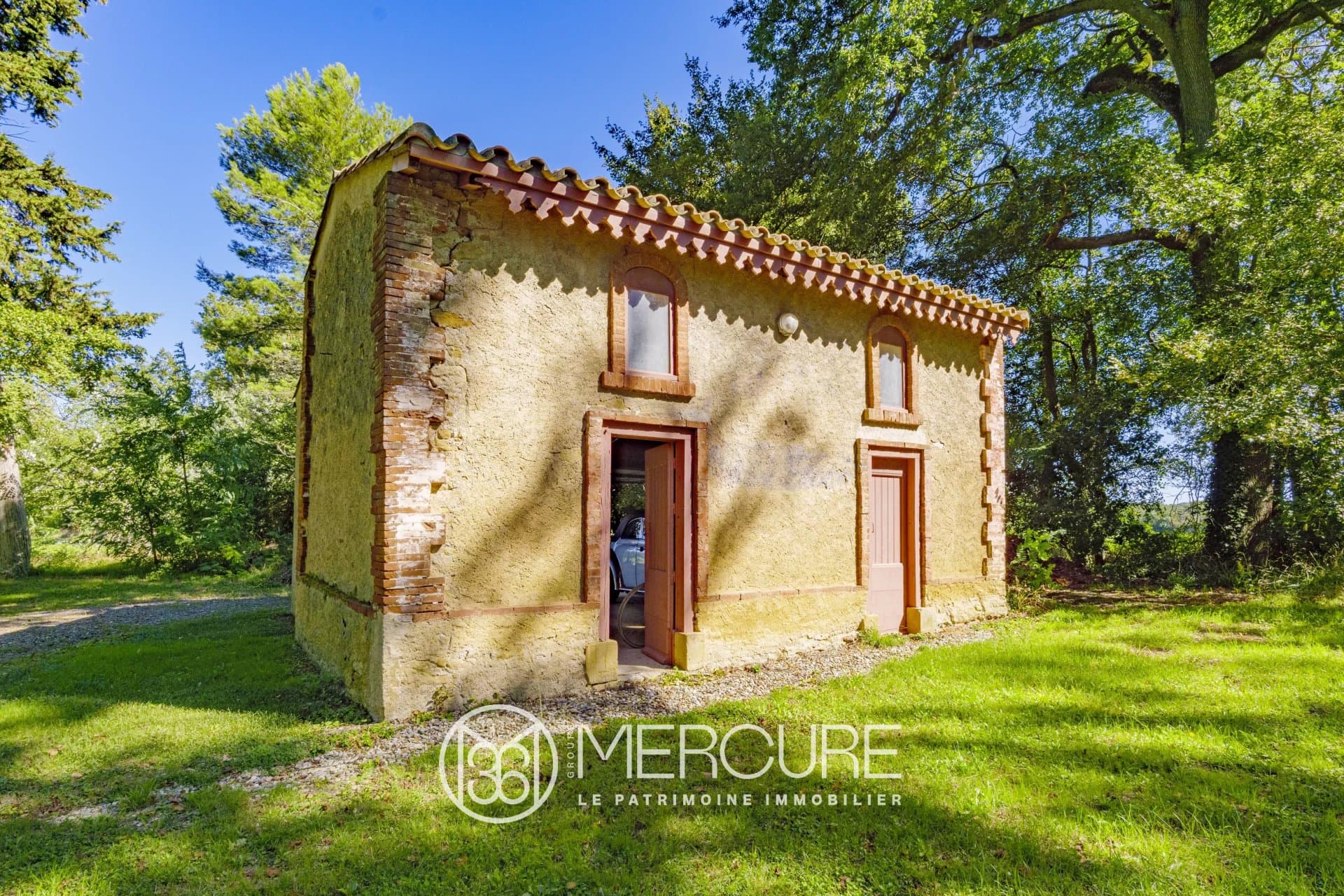 Exceptional 13th Century Château with Landscaped Park and Swimming Pool 5