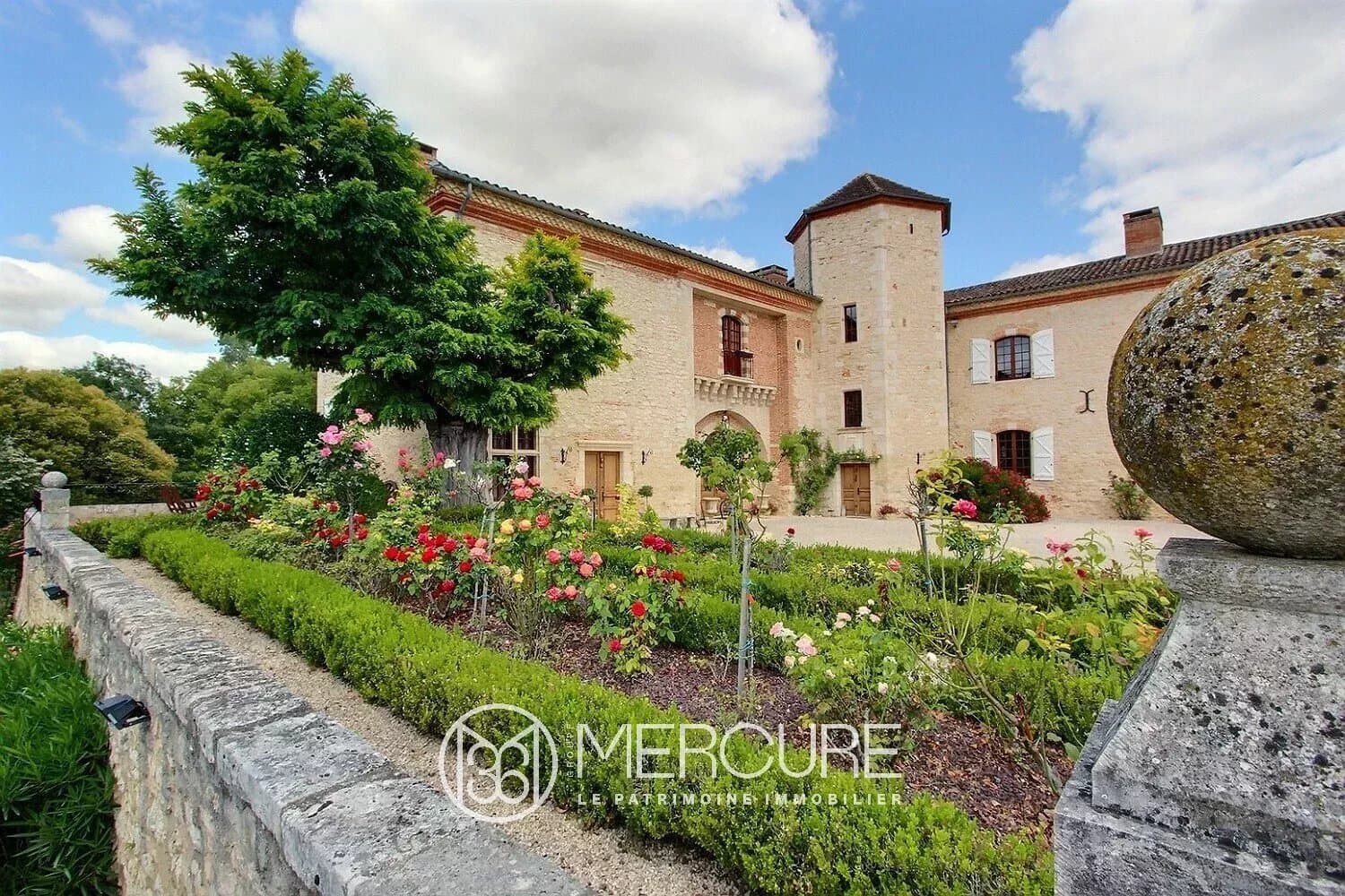 Elegant 18th Century Château With Heated Pool And Guest House