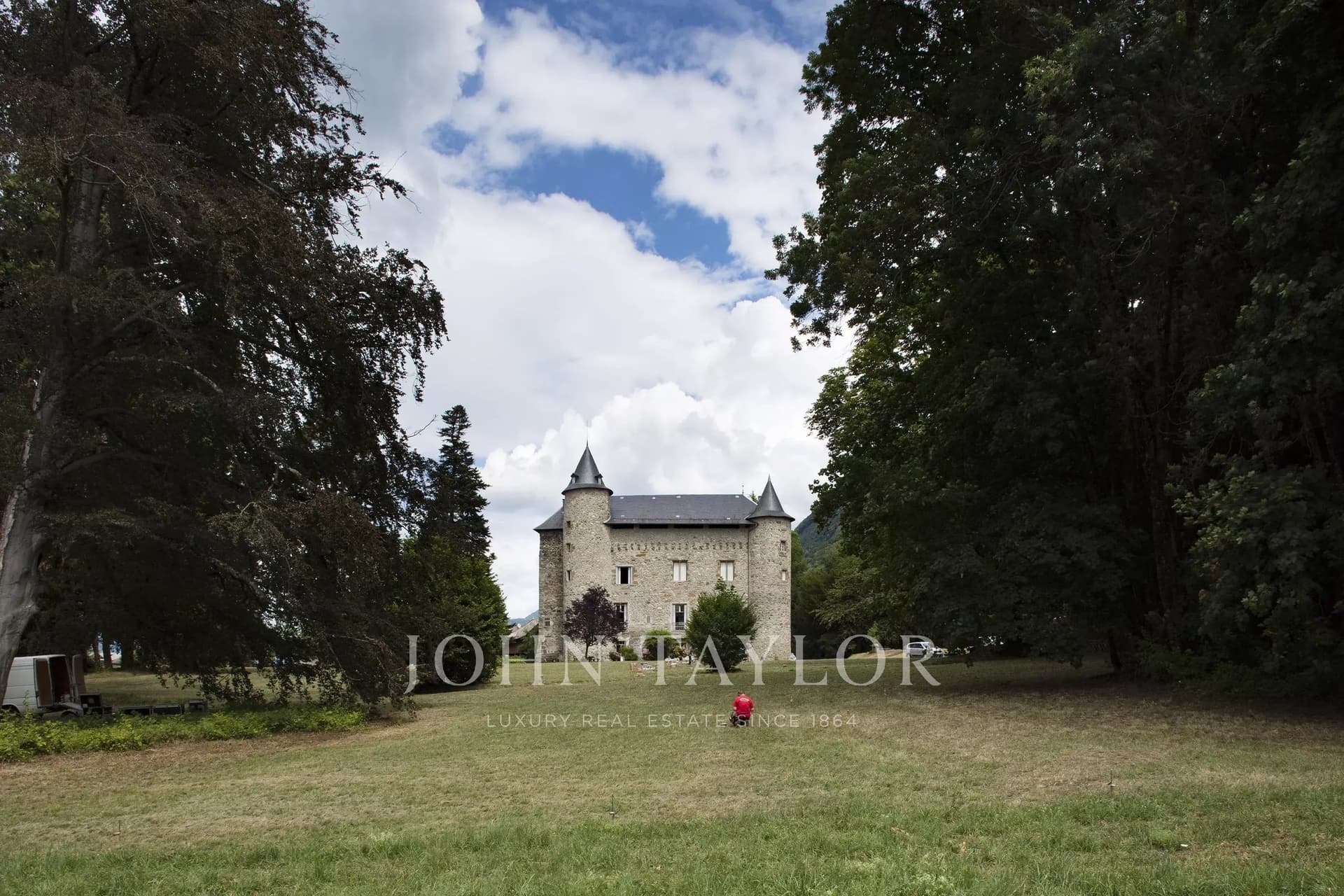 Historic 13th Century Castle With Landscaped Park 3