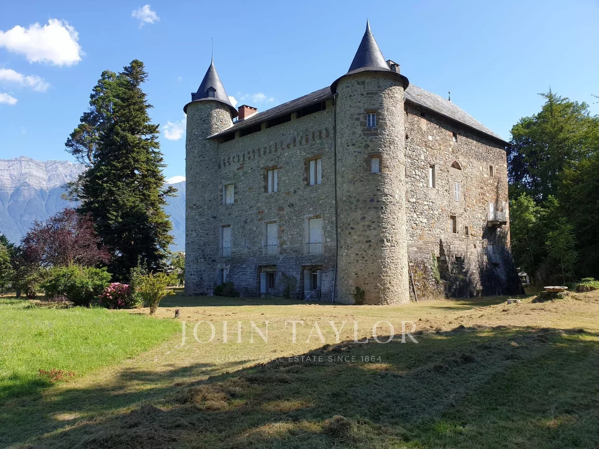 Historic 13th Century Castle With Landscaped Park 4