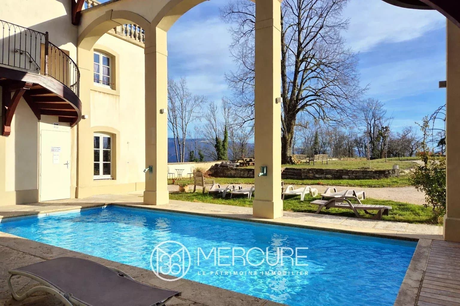 Elegant Château With Panoramic Views And Modern Comforts 2