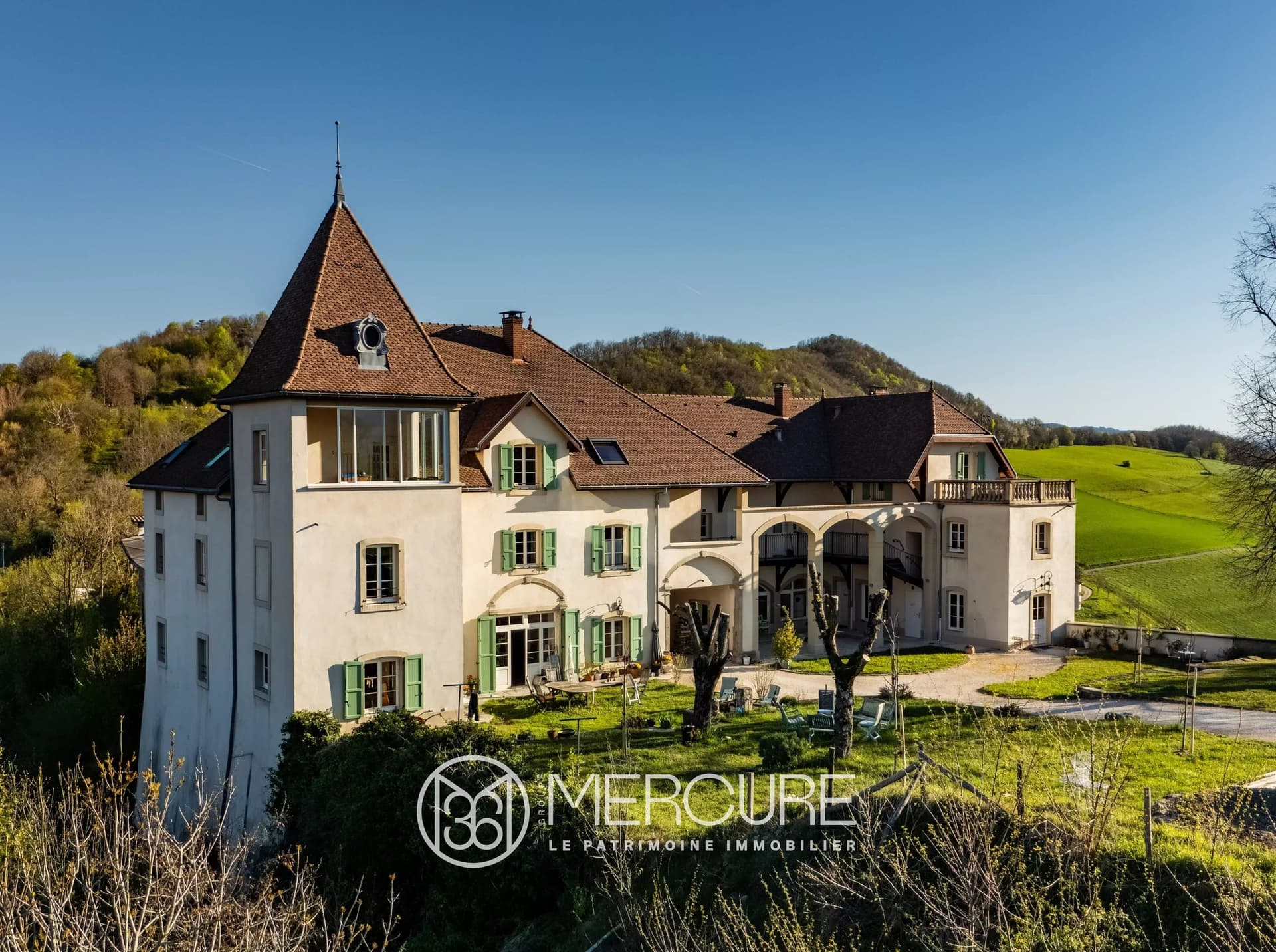 Elegant Château With Panoramic Views And Modern Comforts 3