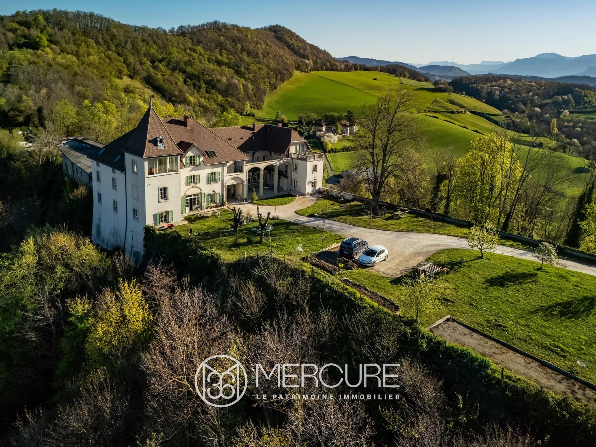 Elegant Château With Panoramic Views And Modern Comforts 4