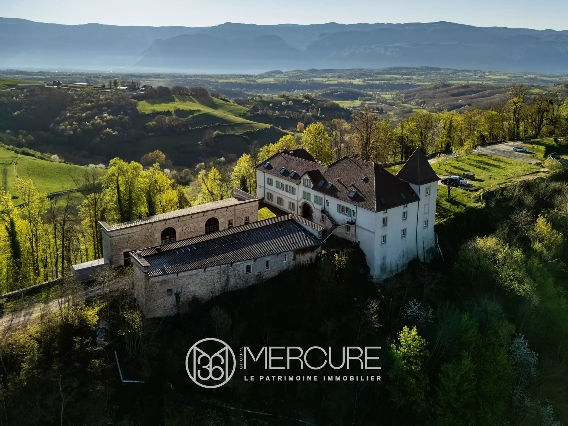 Elegant Château With Panoramic Views And Modern Comforts 5