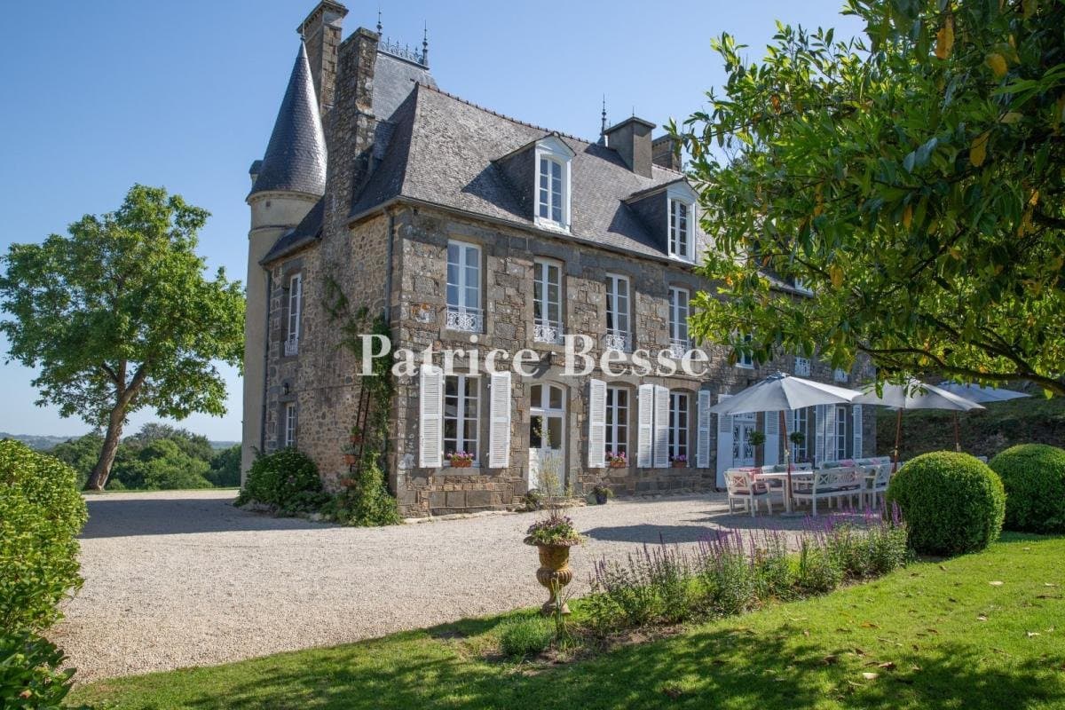 18th Century Château With 25 Hectares Of Grounds And Lakes 3