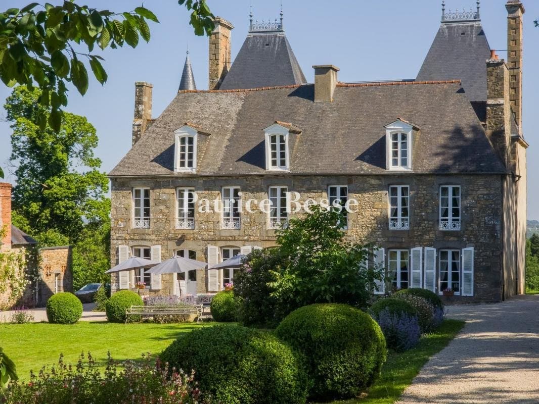 18th Century Château With 25 Hectares Of Grounds And Lakes 4