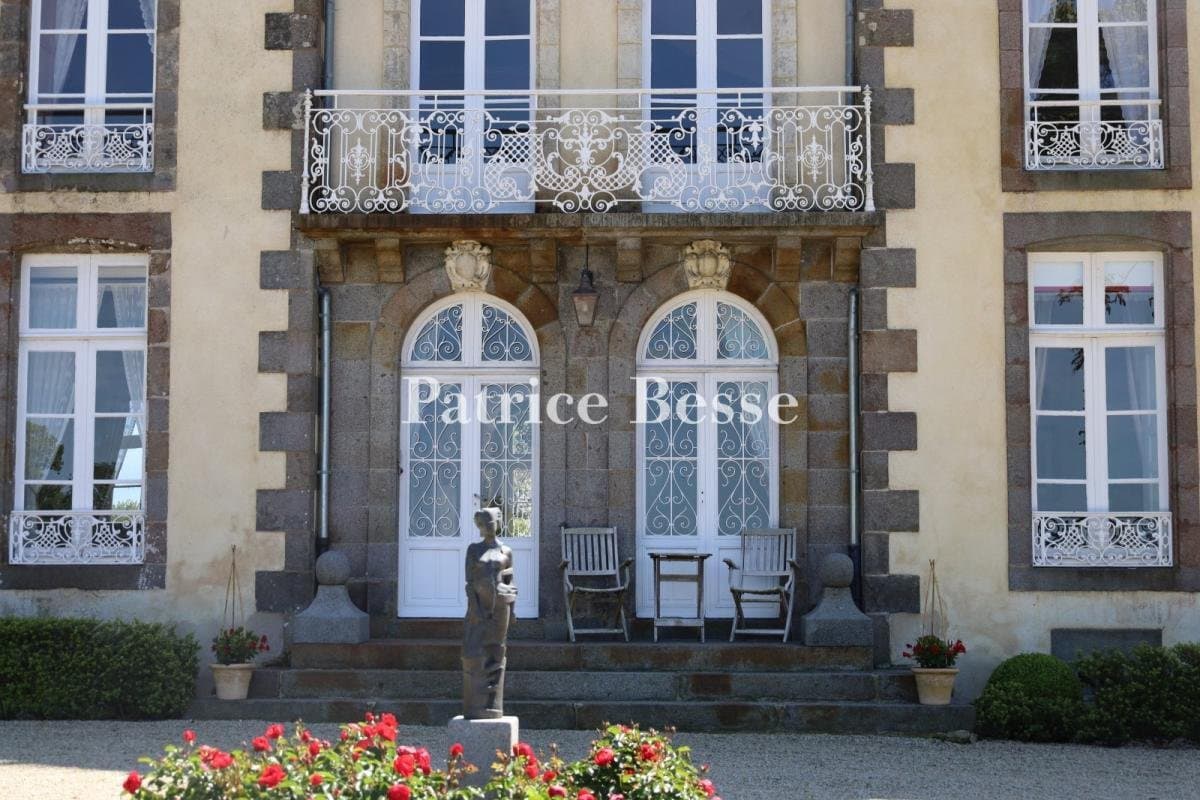 18th Century Château With 25 Hectares Of Grounds And Lakes 5