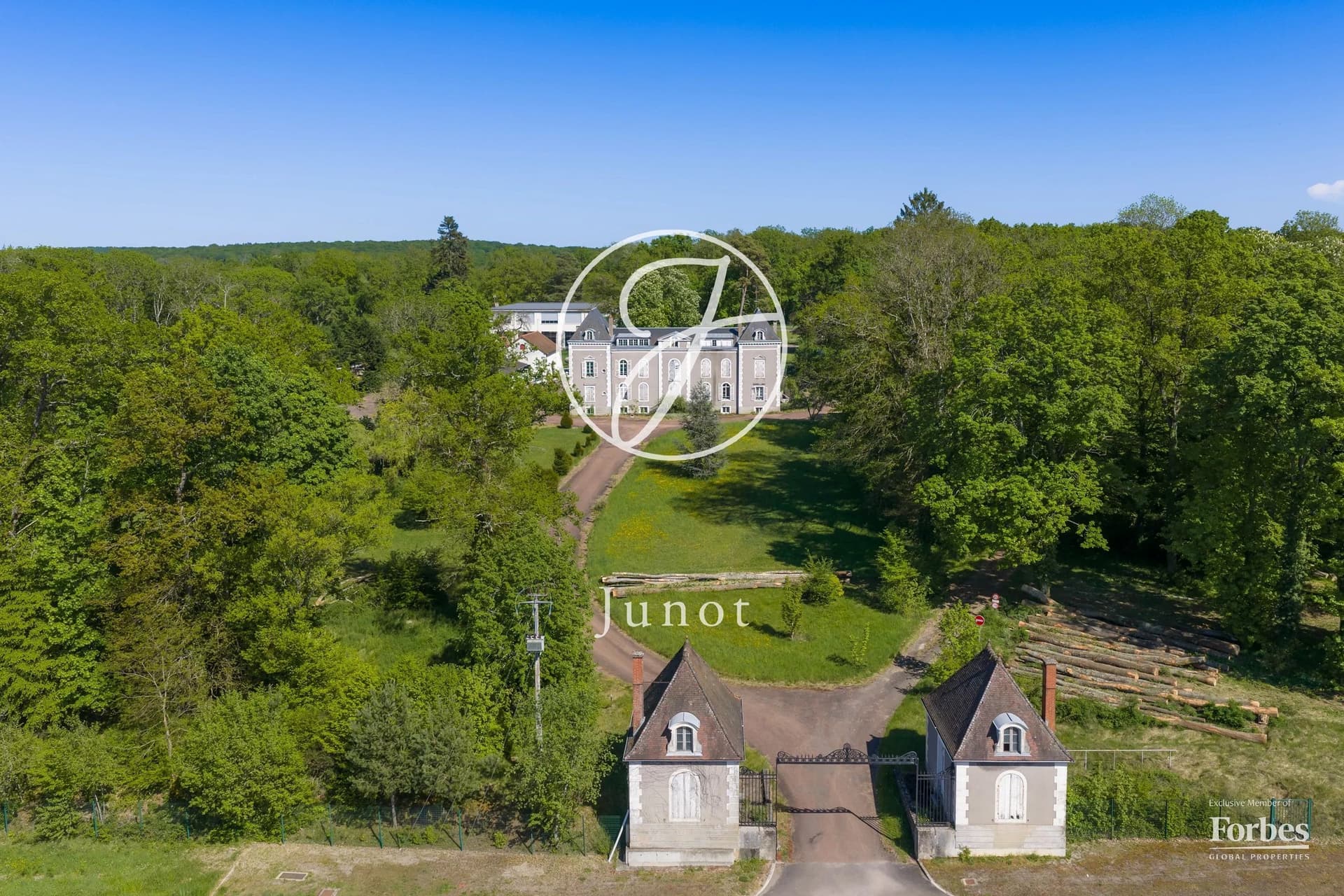 Château Autun 836.1 Sqm 30 Rooms 4