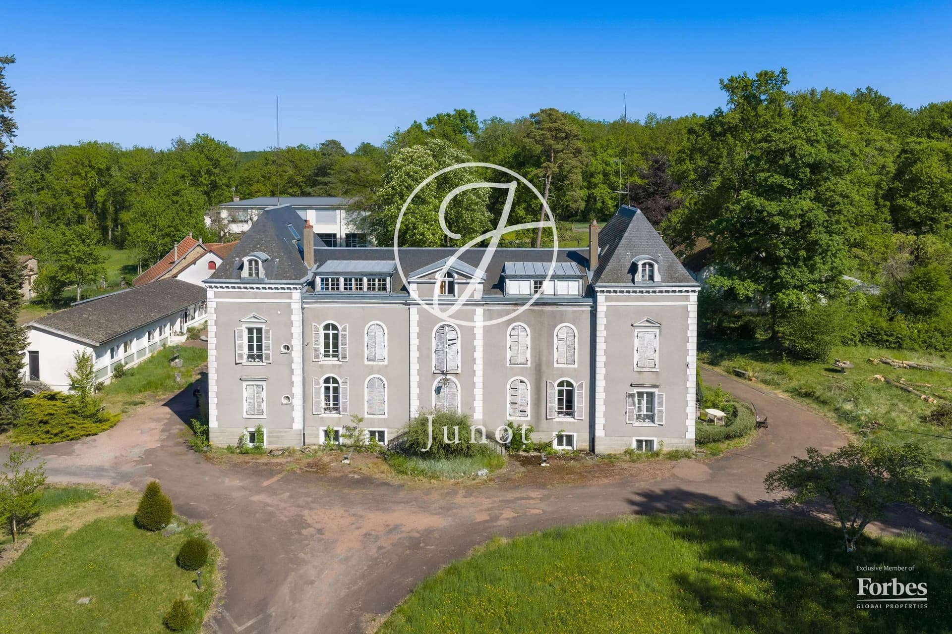 Château Autun 836.1 Sqm 30 Rooms 5