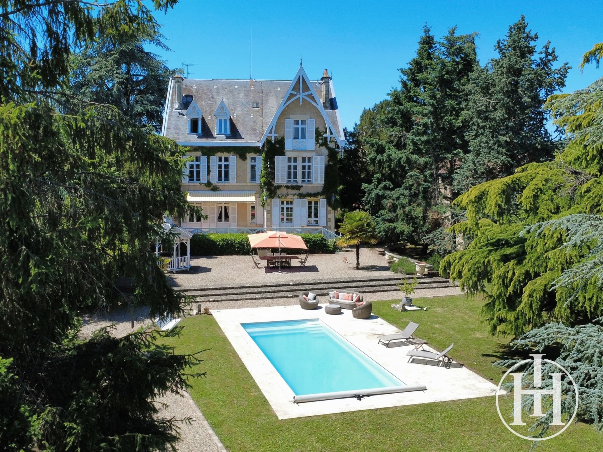 Elegant Residence With Swimming Pool And Wooded Grounds