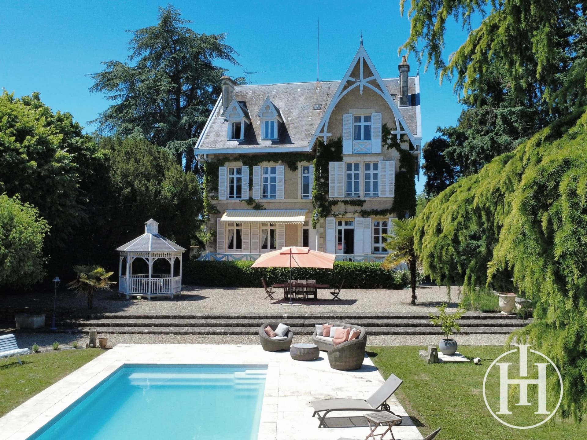 Elegant Residence With Swimming Pool And Wooded Grounds 3