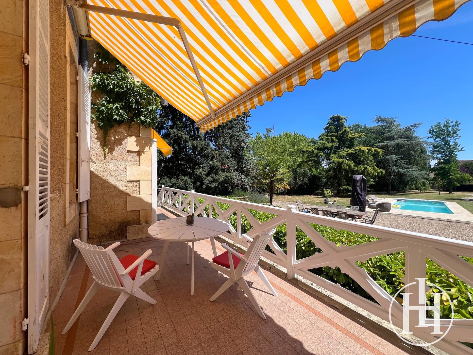 Elegant Residence With Swimming Pool And Wooded Grounds 4
