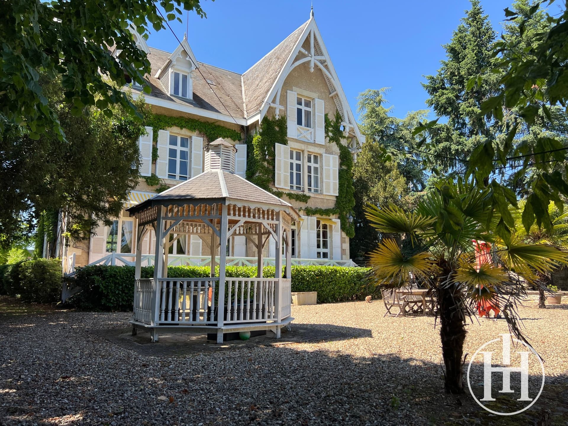 Elegant Residence With Swimming Pool And Wooded Grounds 5