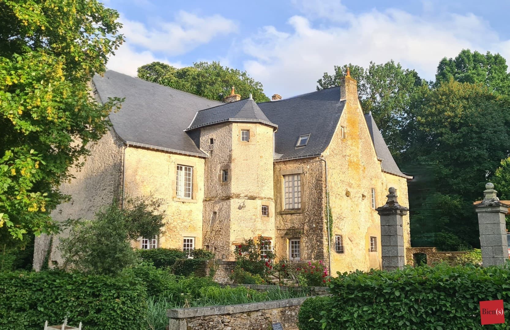 Historic Castle with 11 Bedrooms and 600 Sqm of Living Space — in Mayenne, France