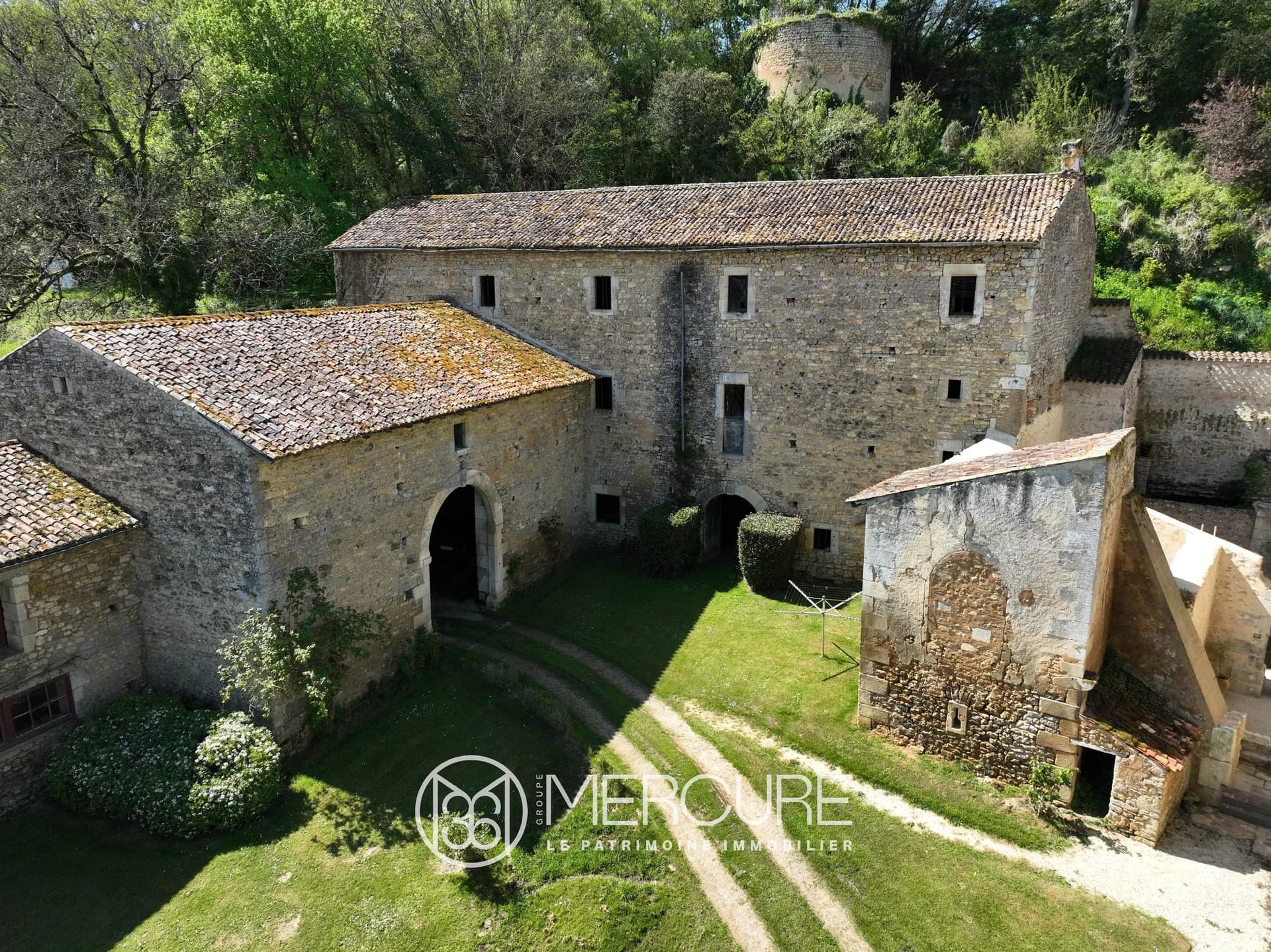 Historic 15th-16th Century Château With Extensive Outbuildings 2