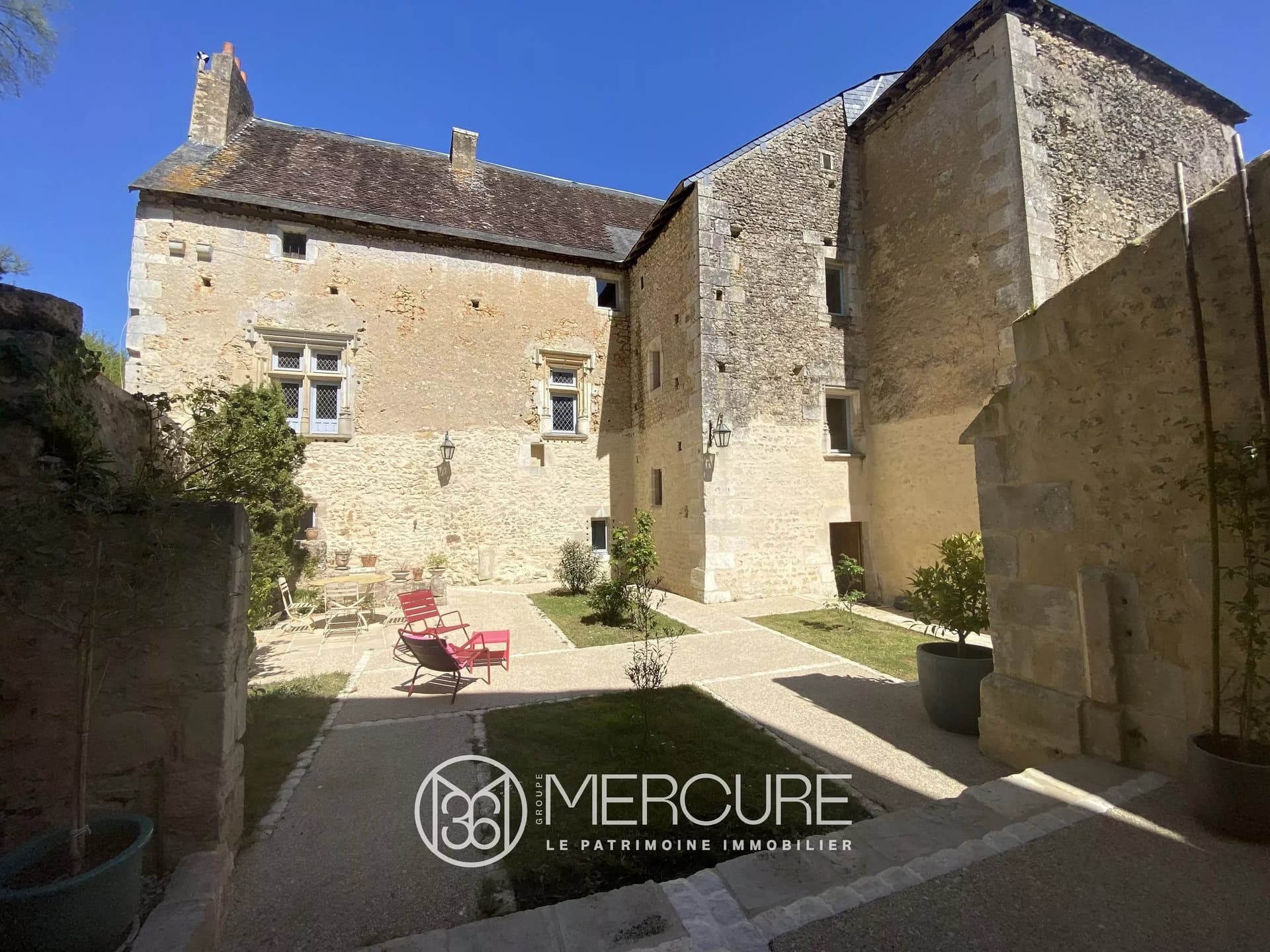 Historic 15th-16th Century Château With Extensive Outbuildings 5