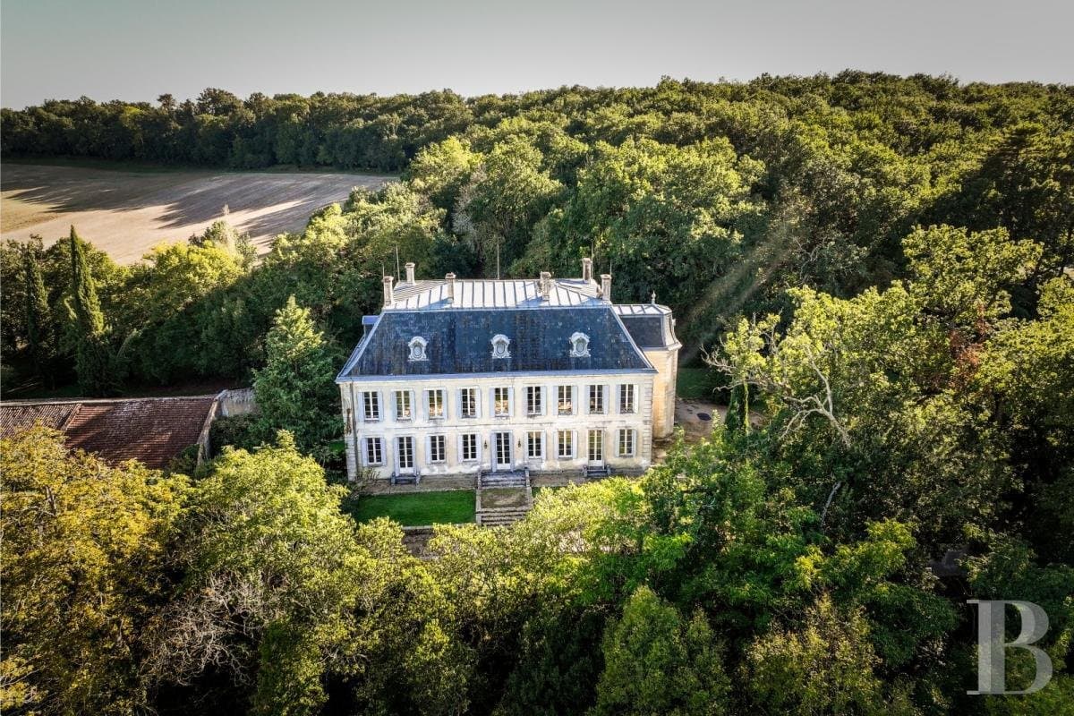 Elegant 19th Century House With Swimming Pool And Italian-style Garden 3
