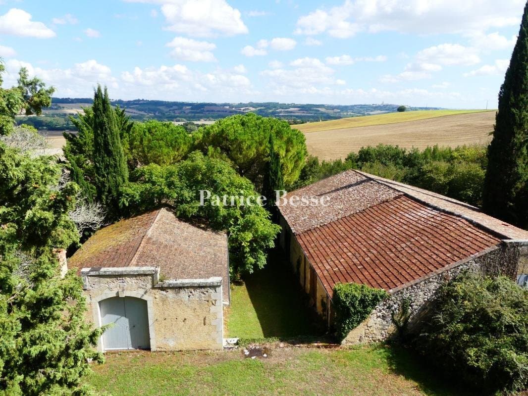 Elegant 19th Century House With Swimming Pool And Italian-style Garden 4