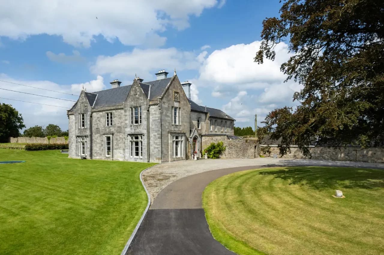 Stunning Jacobean-Style Residence With Equestrian Facilities And Natural Pool