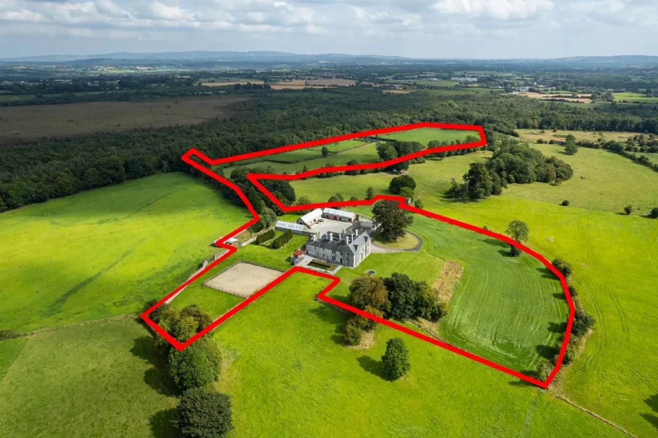 Stunning Jacobean-Style Residence With Equestrian Facilities And Natural Pool 4