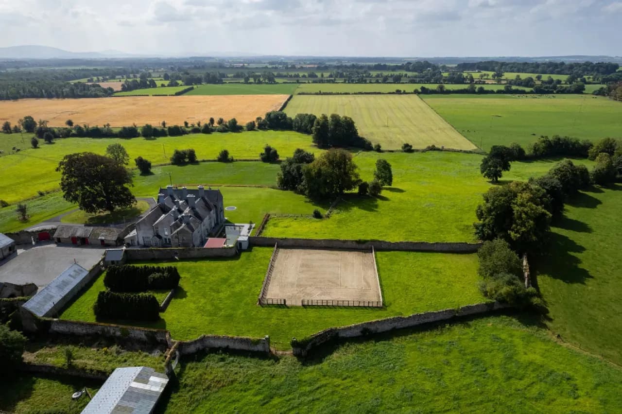 Stunning Jacobean-Style Residence With Equestrian Facilities And Natural Pool 5