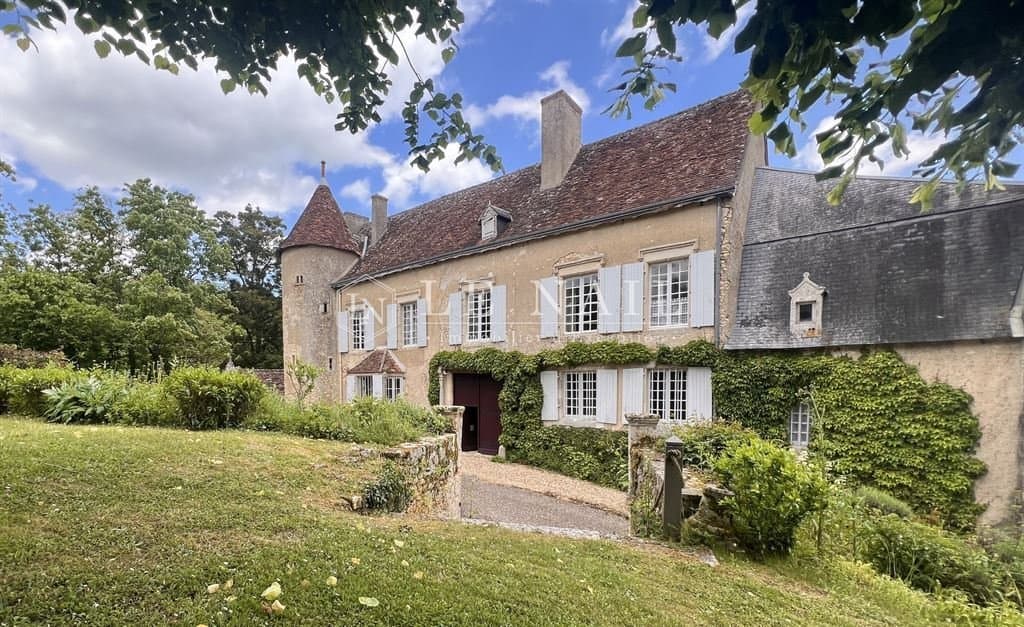 Historic Château With 6 Bedrooms And 13th Century Dungeon