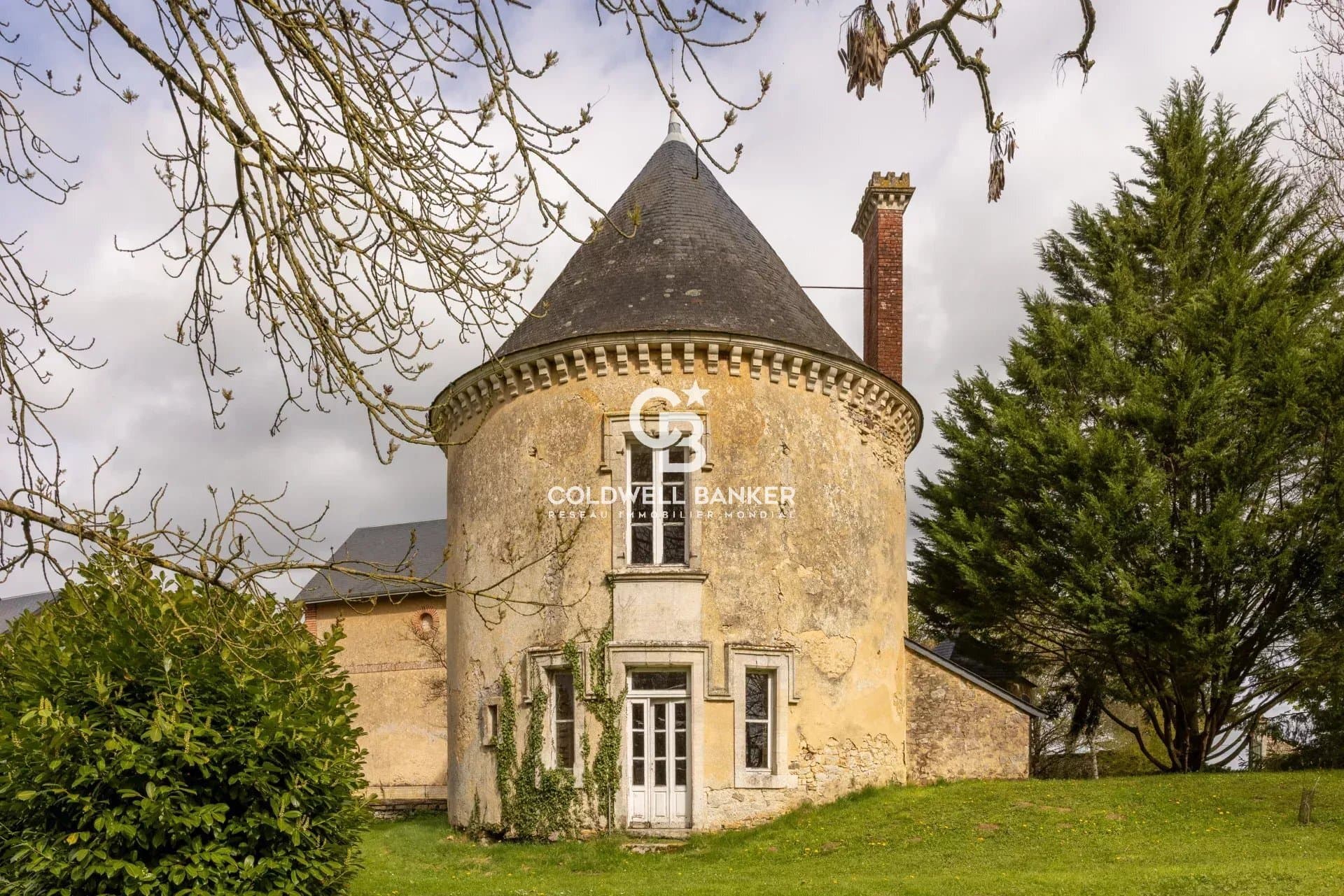 Elegant 19th Century Château With 10 Bedrooms And Tennis Court 5