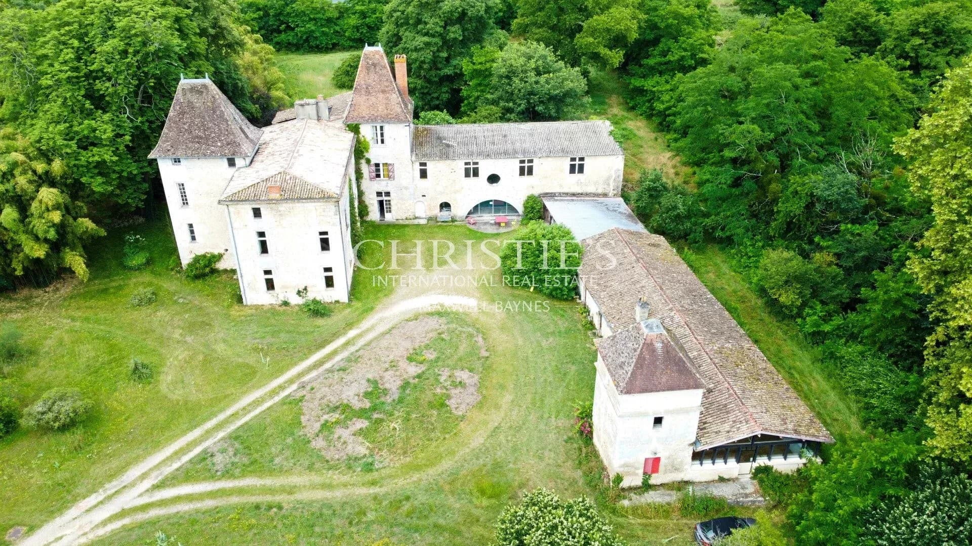 Historic 16th Century Château With Pool And Outbuildings 3