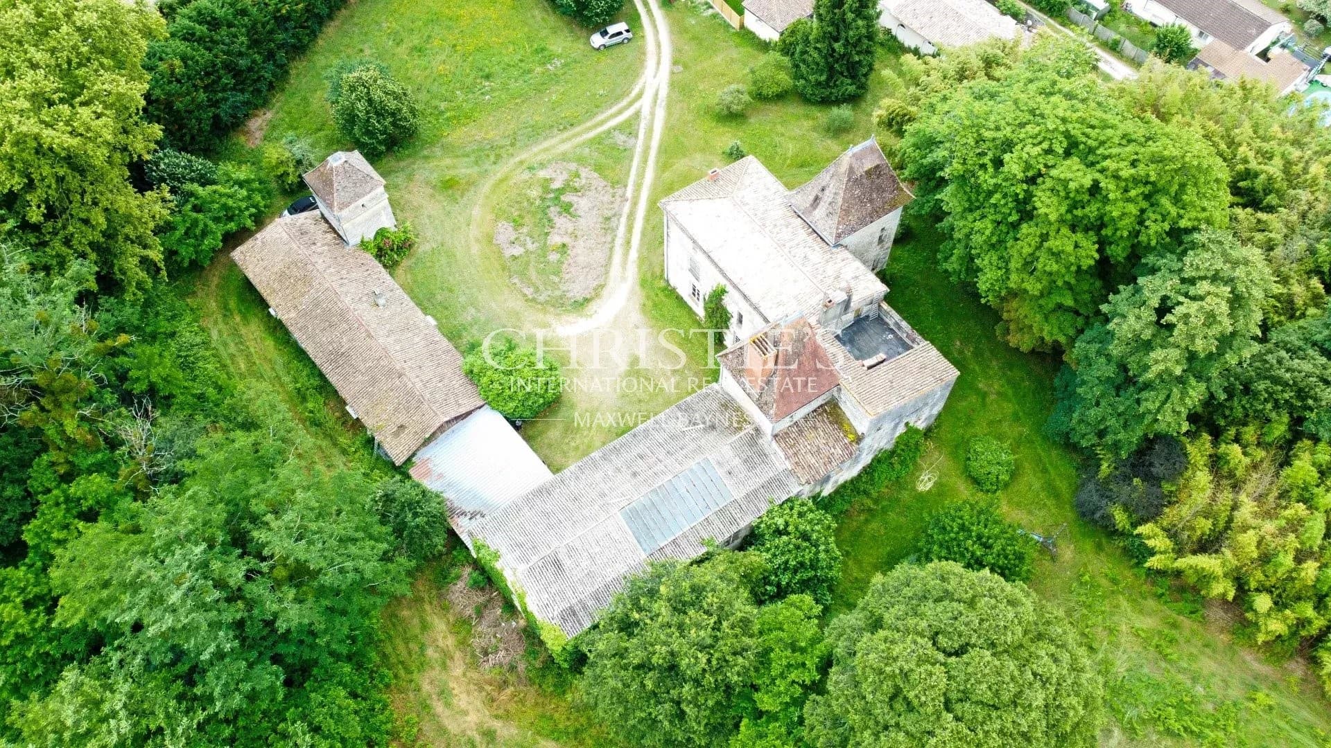 Historic 16th Century Château With Pool And Outbuildings 4