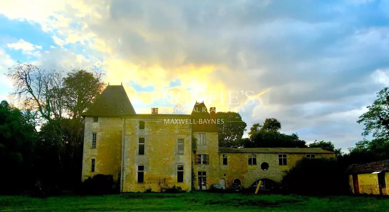 Historic 16th Century Château With Pool And Outbuildings