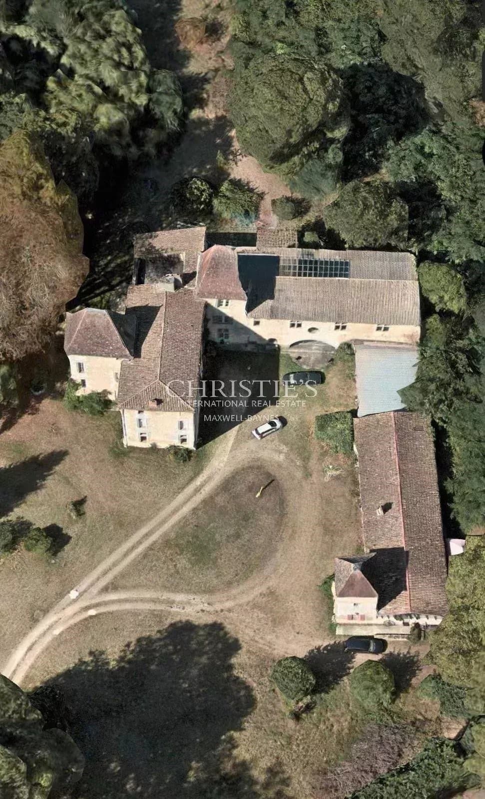 Historic 16th Century Château With Pool And Outbuildings 5