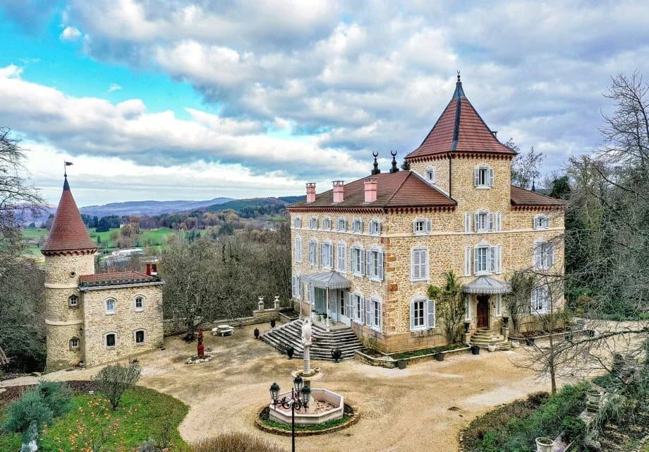 Castles for sale in Saint-Jean-le-Vieux