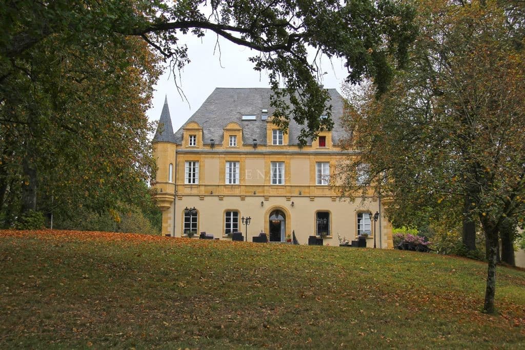 Stunning Château with 15 Bedrooms and Extensive Grounds 3