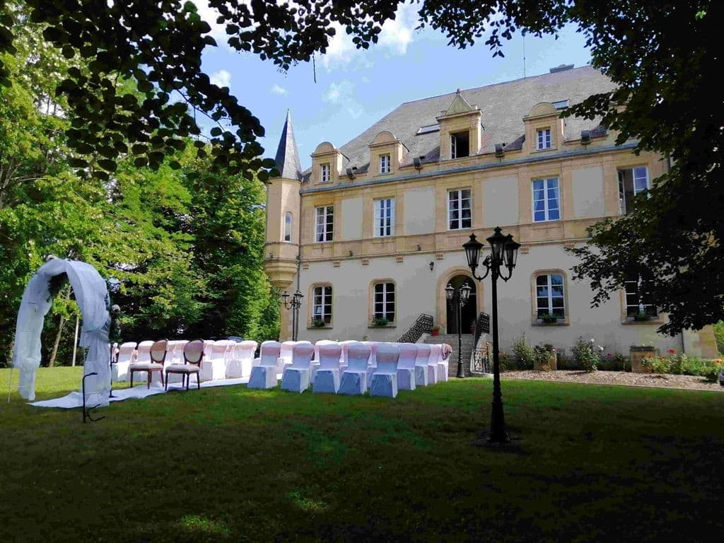 Stunning Château with 15 Bedrooms and Extensive Grounds 4