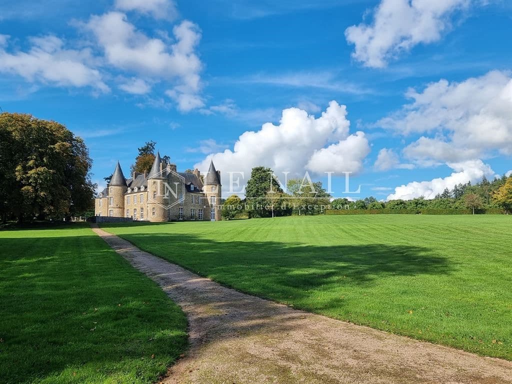 Historic Château with Extensive Estate and Outbuildings — Château for sale in France