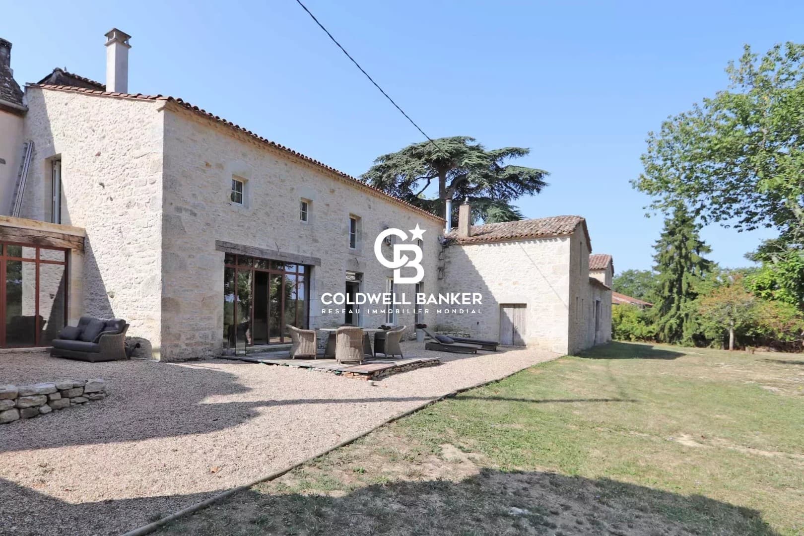 Secluded Château With Extensive Grounds And Outbuildings 3