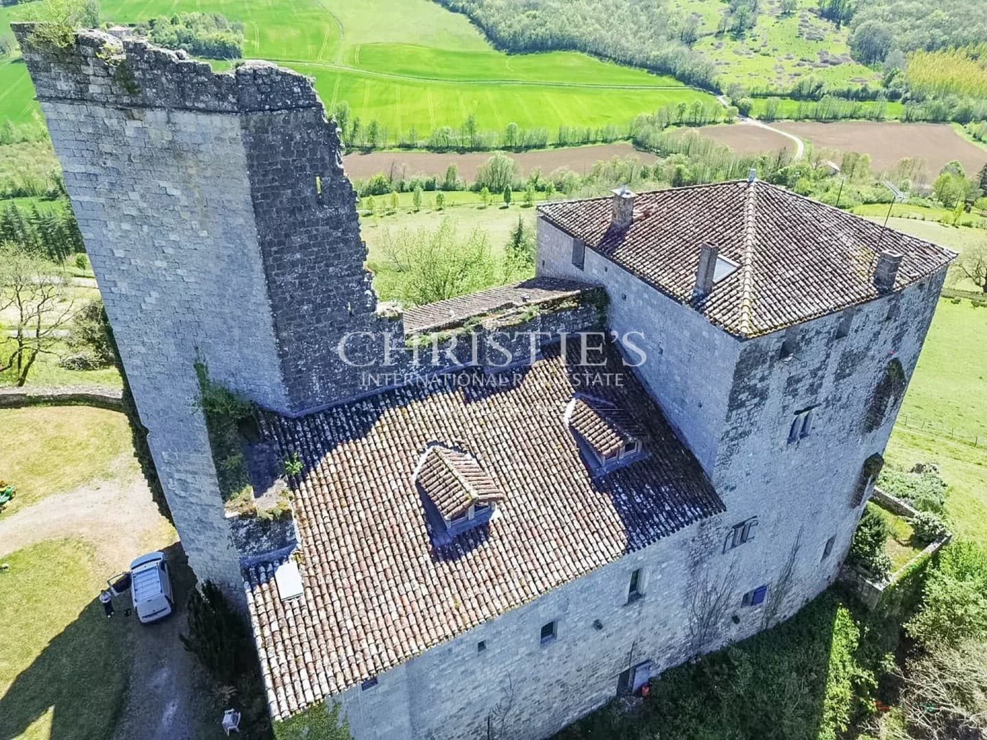 Historic Château with Expansive Grounds and Stunning Views — Château for sale in France