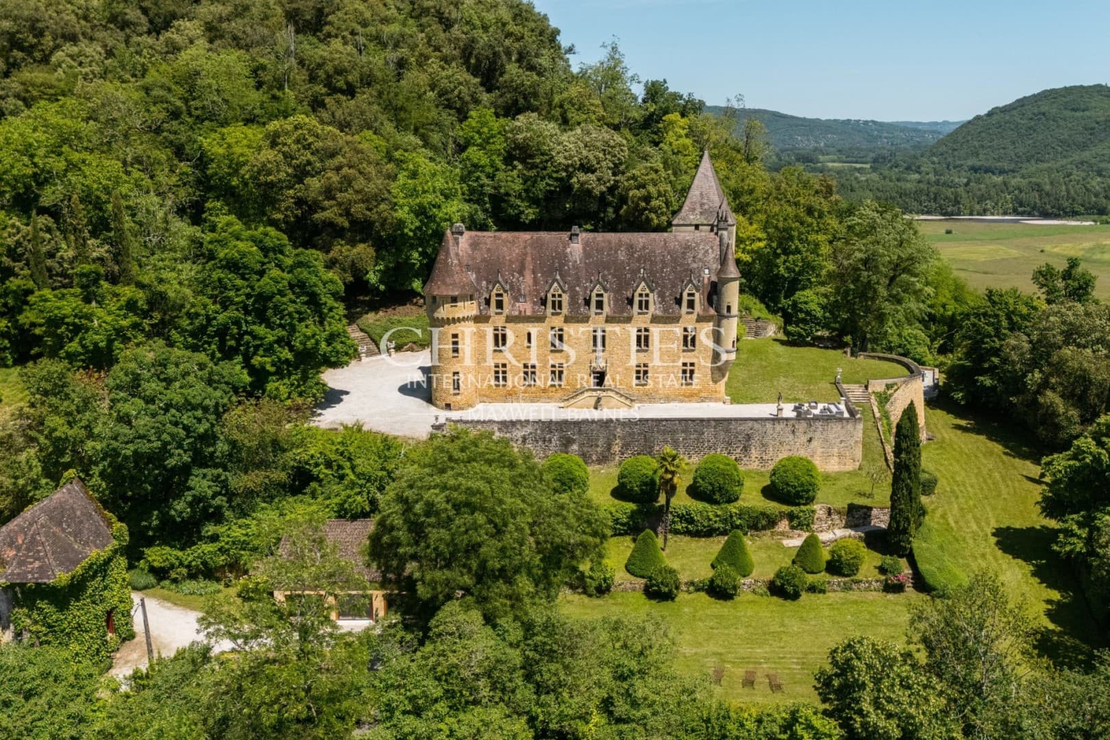 Exceptional Château With Panoramic Views And Luxury Amenities 3