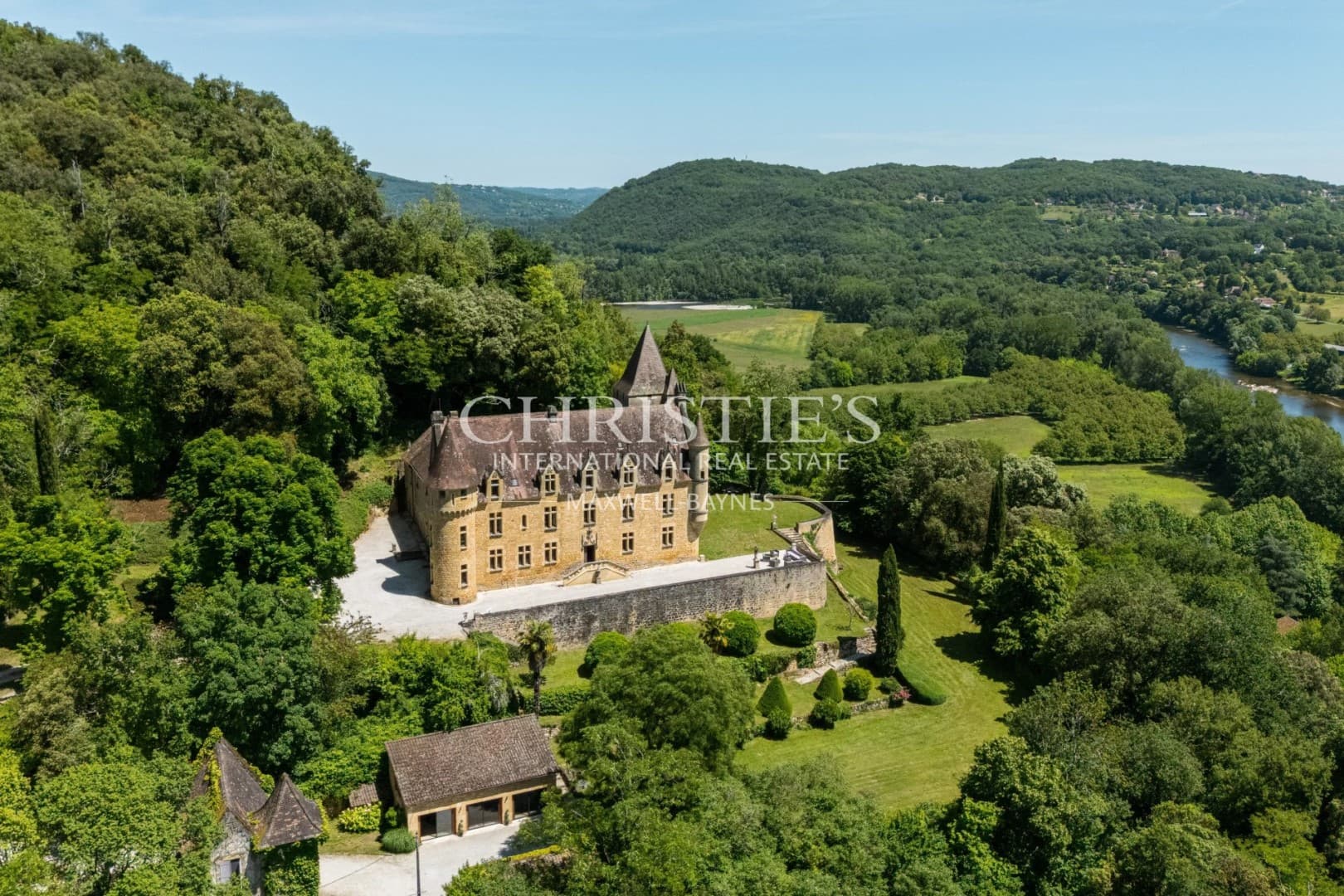 Exceptional Château With Panoramic Views And Luxury Amenities 4