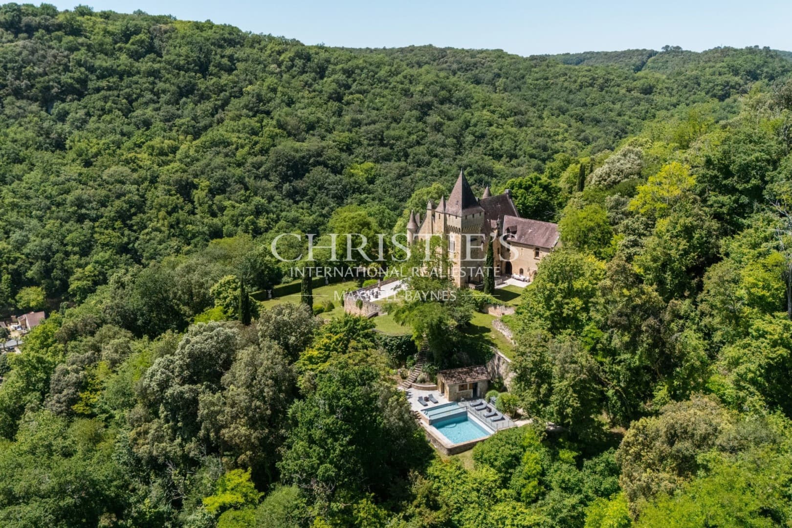Exceptional Château With Panoramic Views And Luxury Amenities 5