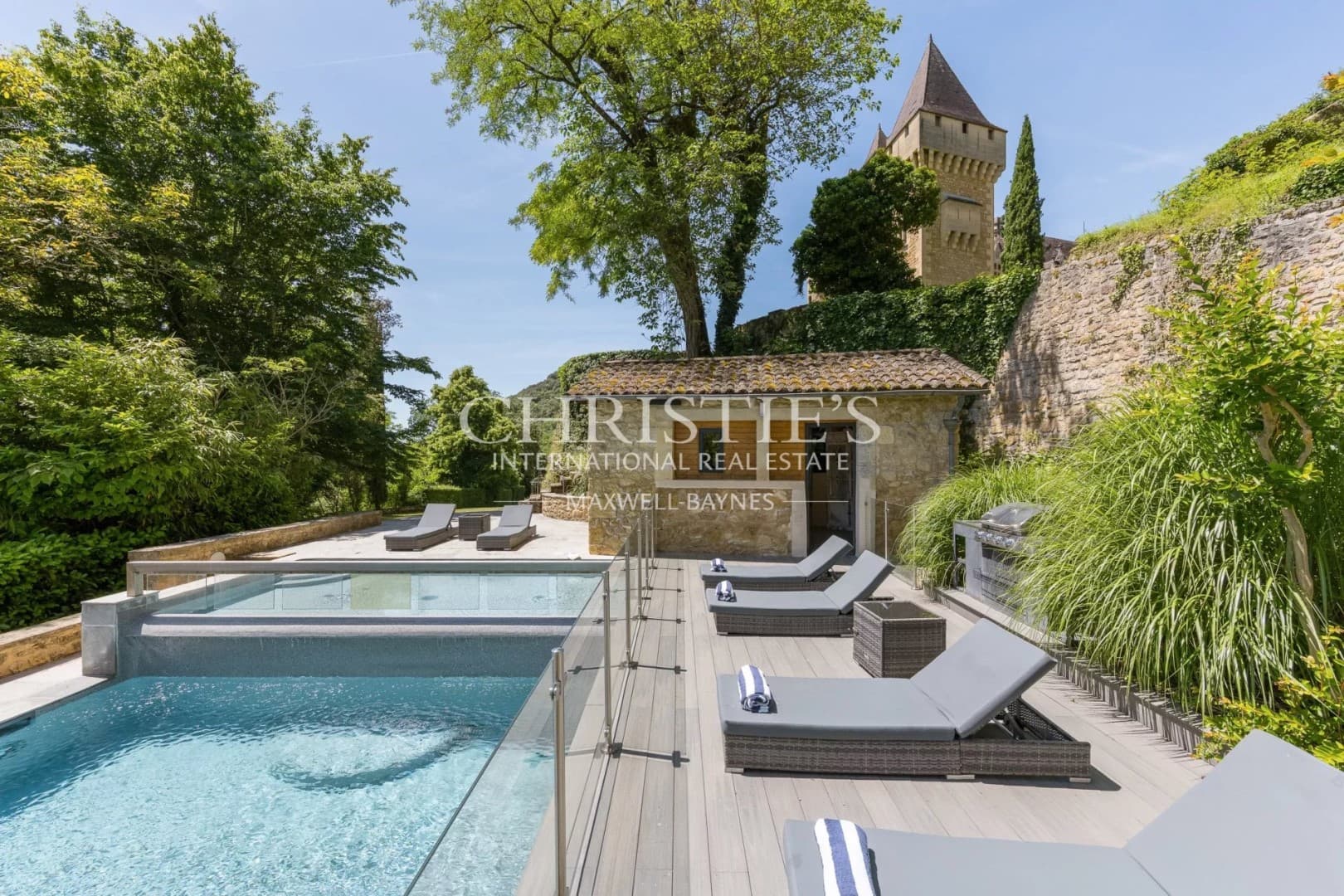Exceptional Château With Panoramic Views And Luxury Amenities 5