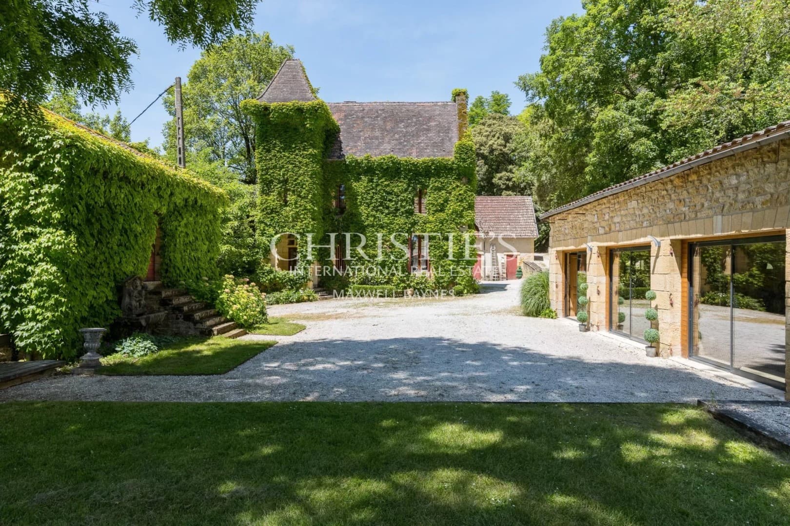 Exceptional Château With Panoramic Views And Luxury Amenities 4