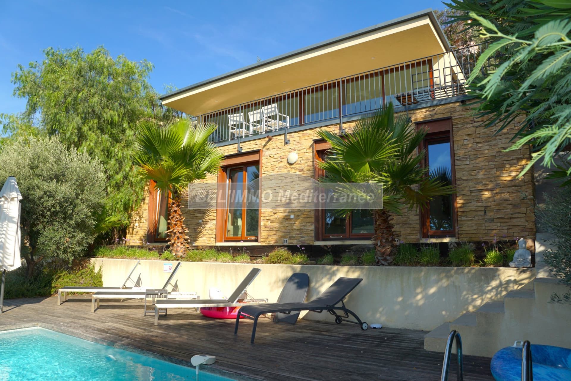 Stunning Property With 3 Suites And Private Pools Overlooking The Sea