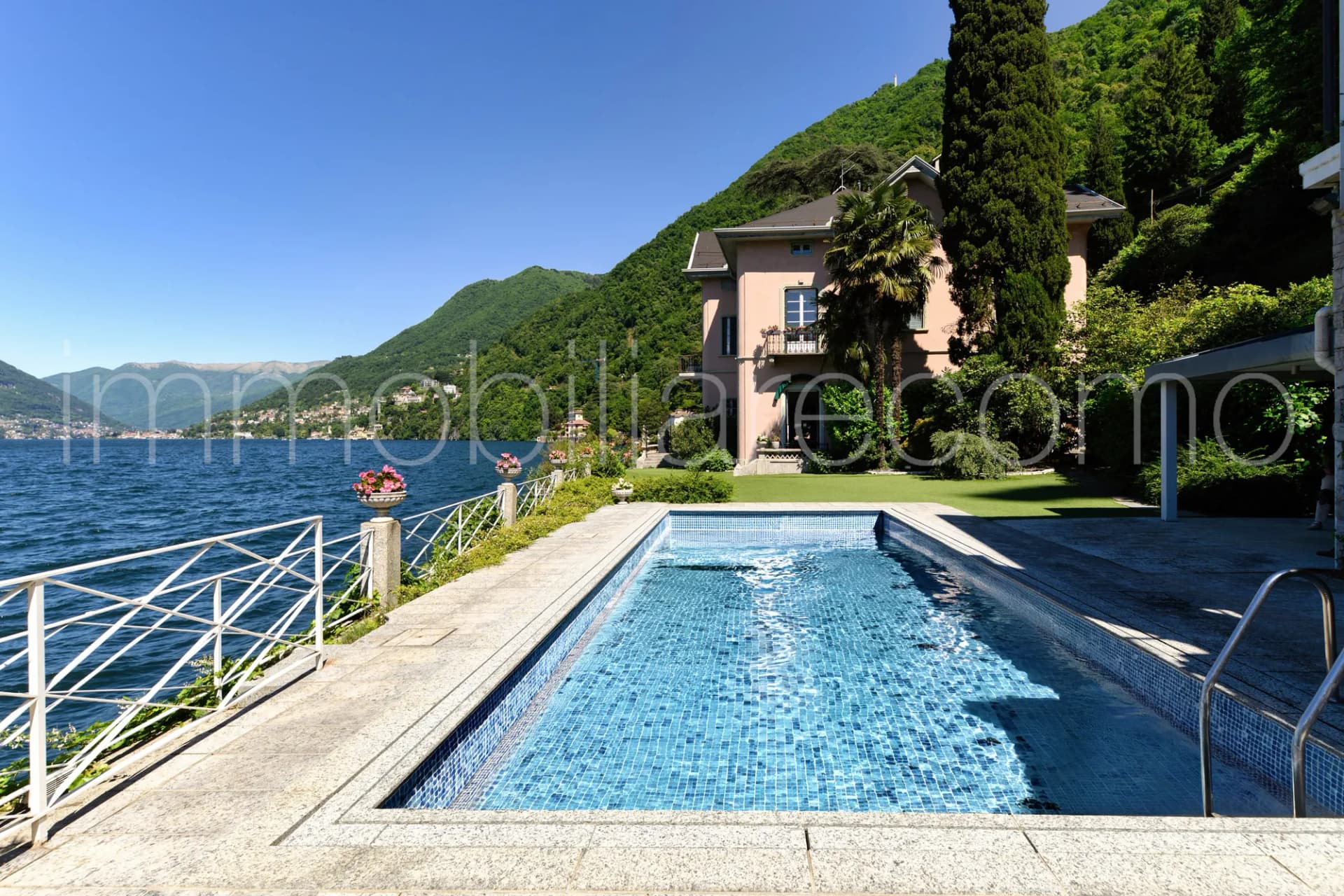 Prestigious Villa with Private Boathouse and Swimming Pool on Lake Como 3