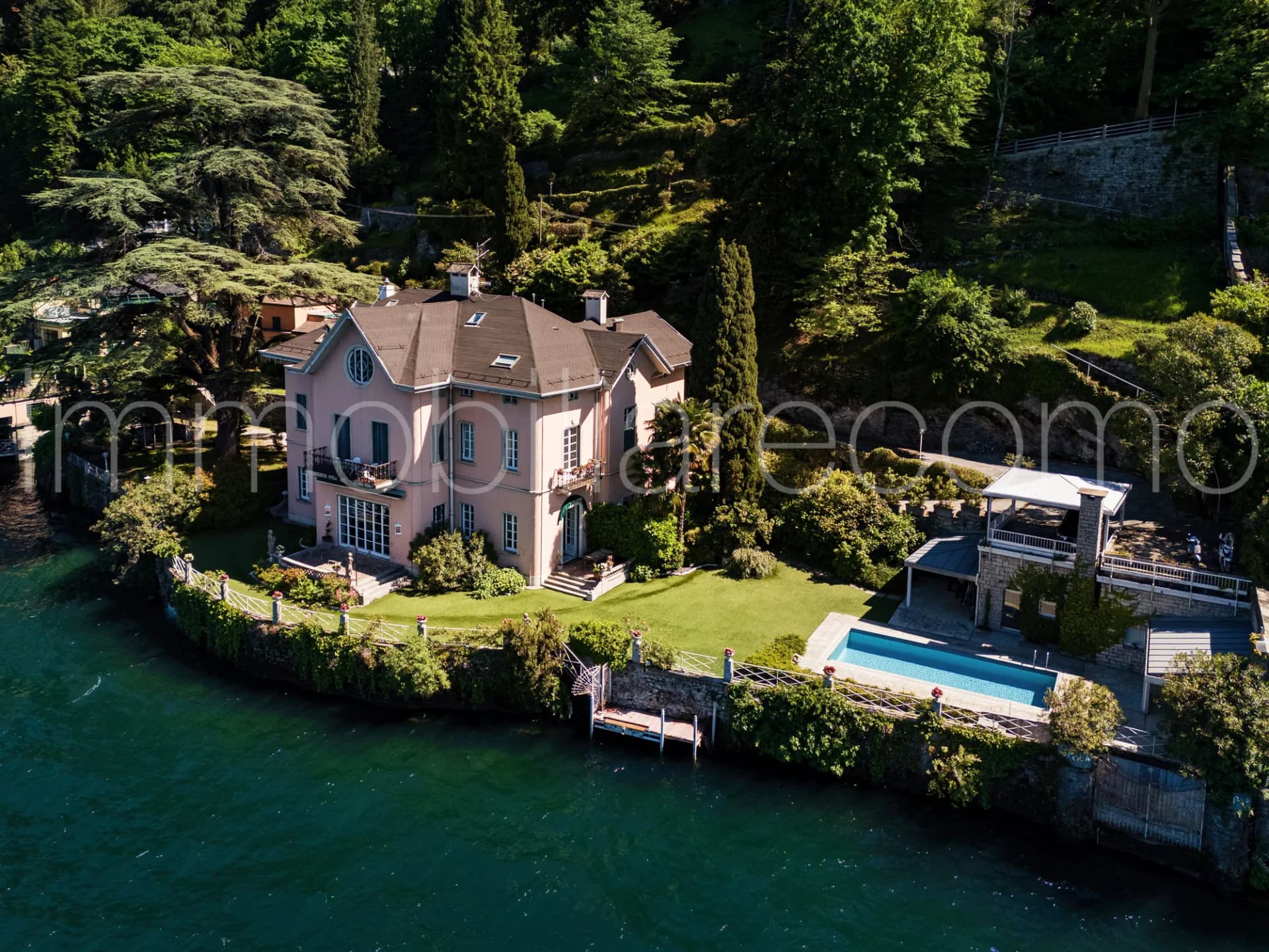 Prestigious Villa with Private Boathouse and Swimming Pool on Lake Como 4