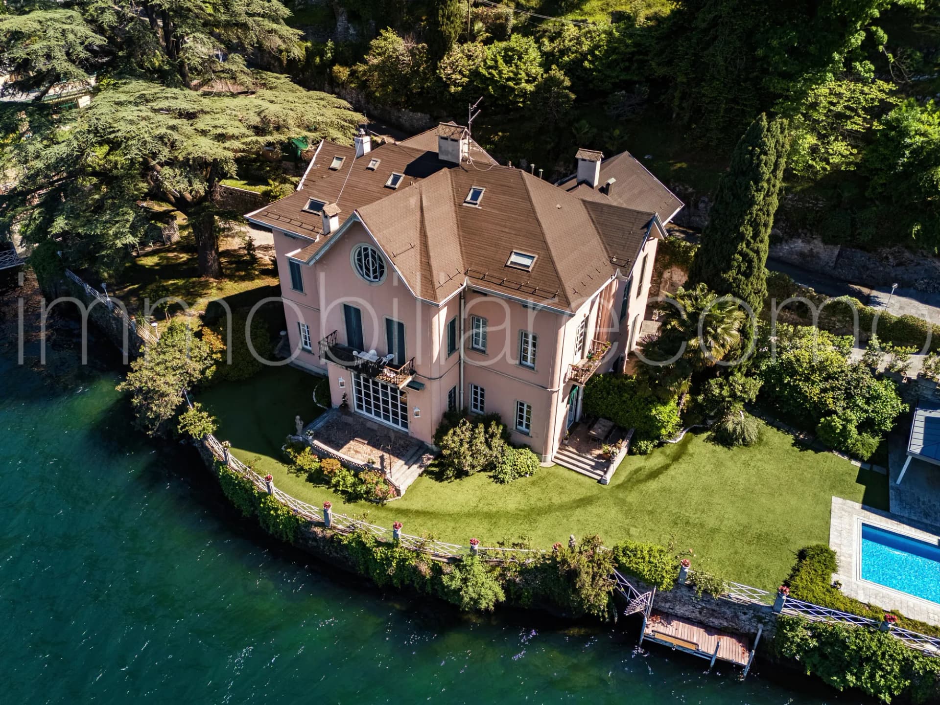 Prestigious Villa with Private Boathouse and Swimming Pool on Lake Como 5