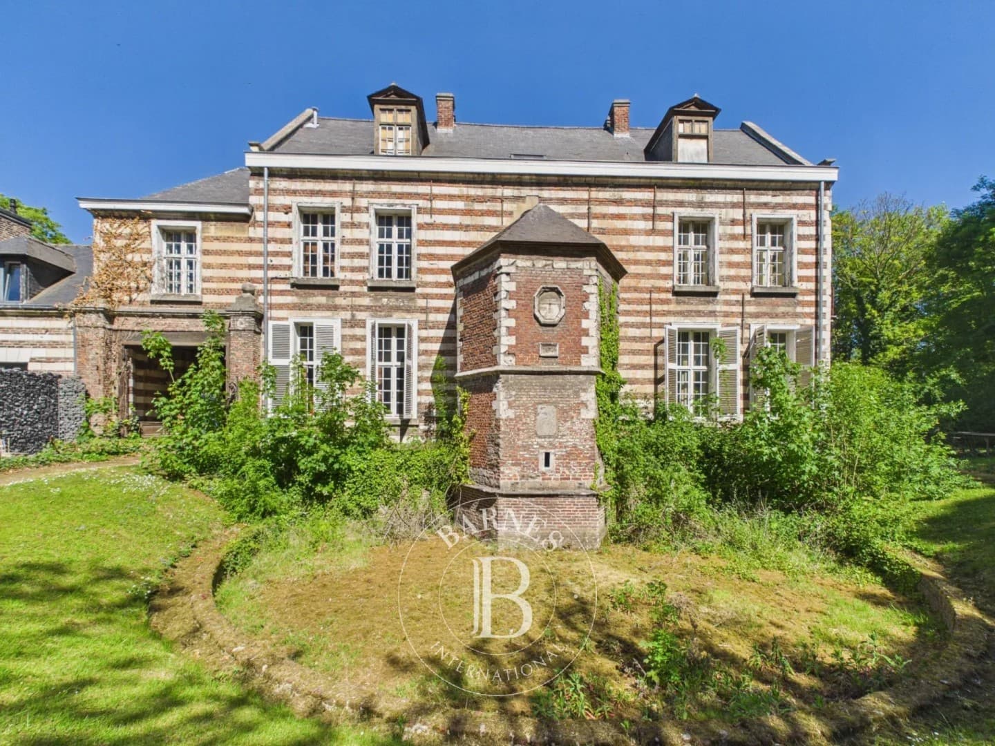 Historic Château with Renovation Potential and Garden 2