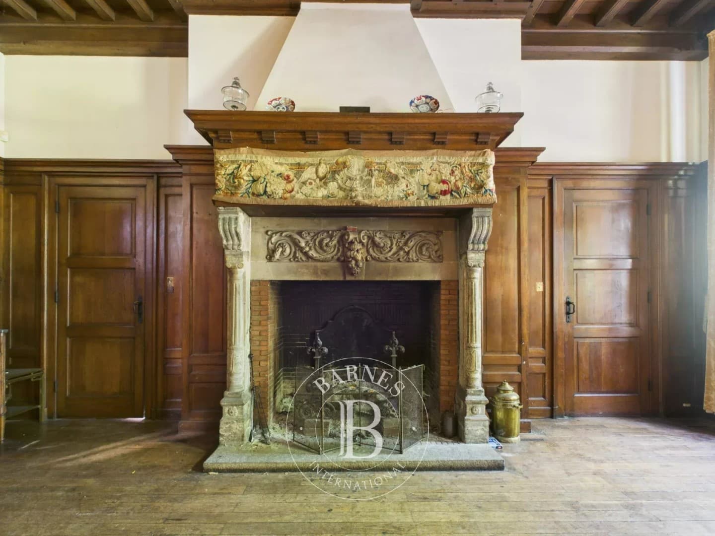 Historic Château with Renovation Potential and Garden 5