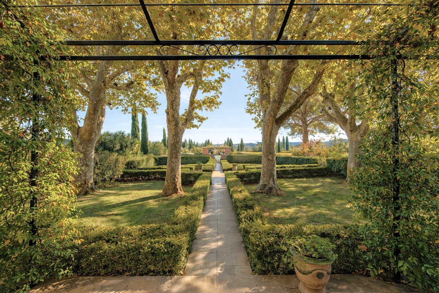 Elegant Provençal Château Set Within A 25 Hectare Estate 2