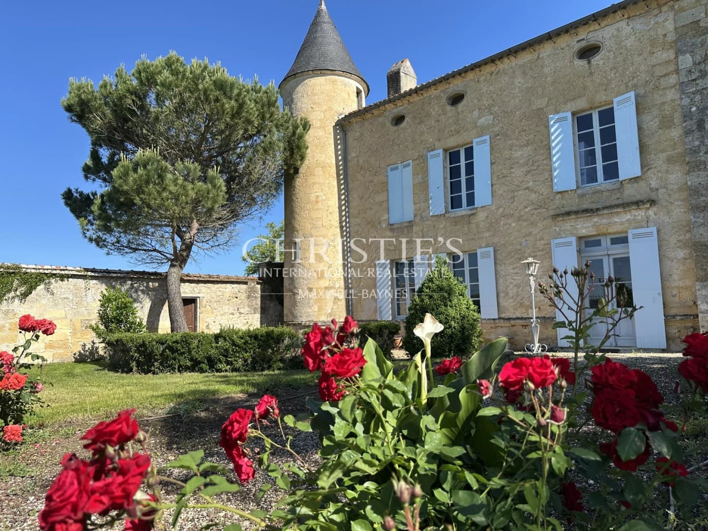 Historic 15th Century Château With Panoramic Views Near Bordeaux 2